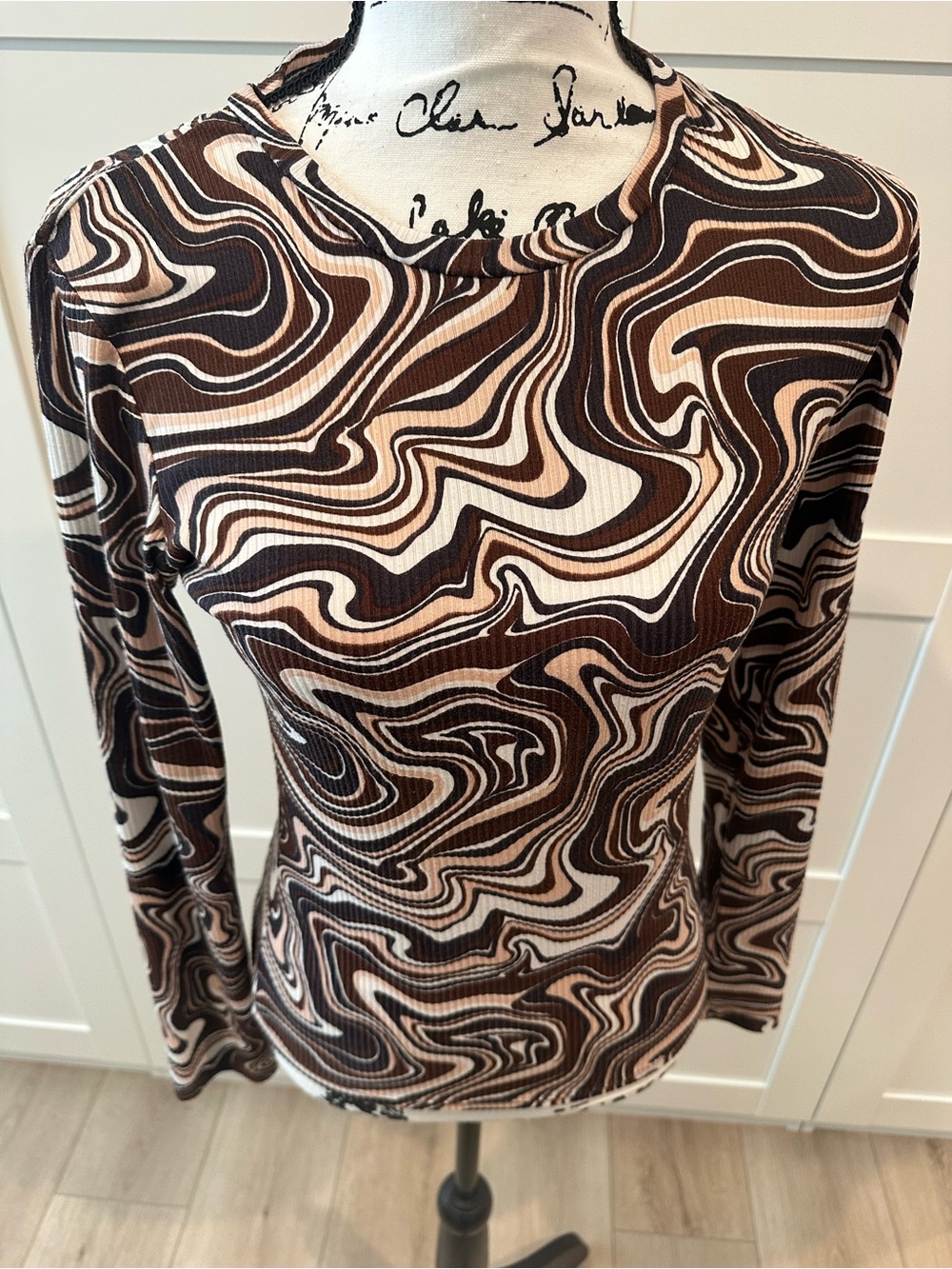 Long Sleeve Brown Swirl Print Ribbed Top. Fits like a small